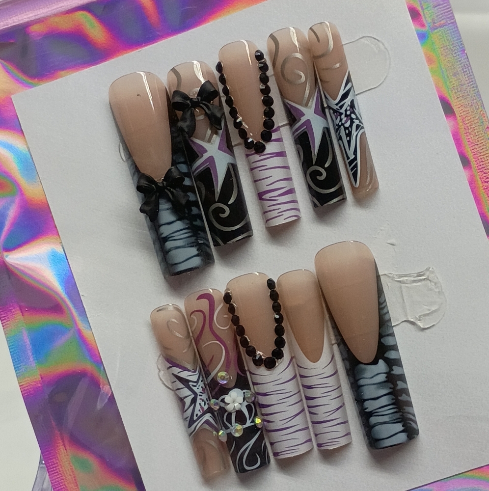 Stylish Nail Art Set with Black and Tan Design